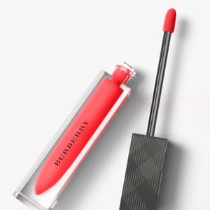 Burberry Liquid Lip Velvet Regiment Red No.37